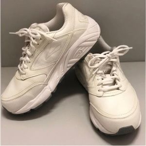 Brooks Addiction Walker White Sneakers Walking Shoes size 7.5 (extra wide 4E)